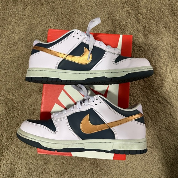 NIKE DUNK LOW SE (GS)
THUNDER BLUE/METALLIC COPPER
Used in Fair condition - Picture 2 of 7